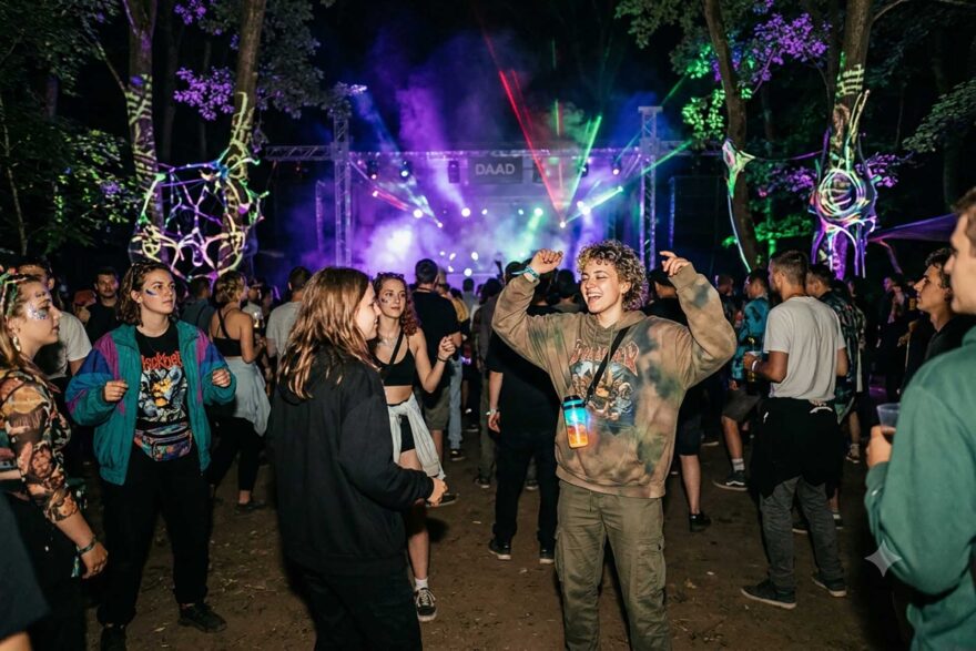 Éjszakai rave a völgyben: Érkezik a DAAD Gathering Dádpusztára!