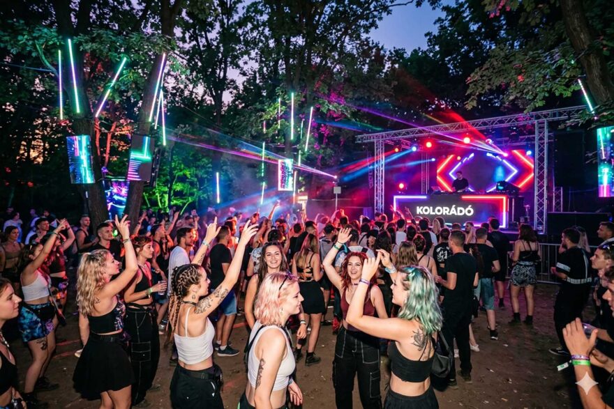 Sötétben világító neon-erdő és hipnotikus ütemek: Érkezik a Kolorádó Fesztivál!